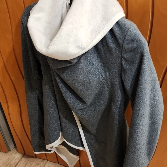 Lululemon wrap jacket - Picture 2 of 7